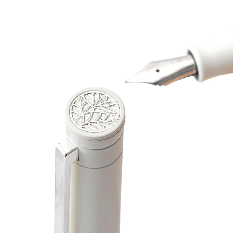 HONGDIAN 1862 Milk Tea Fountain Pen Nib Close Up with Cap