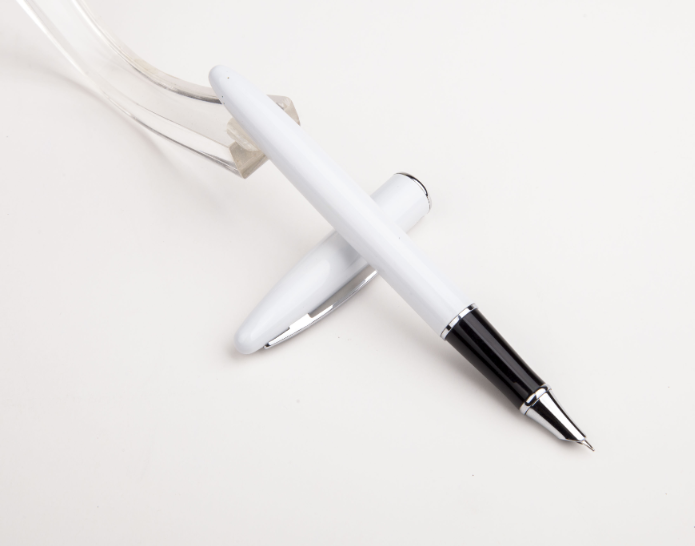 HONGDIAN 560 WHITE Fountain Pen with Open Cap Display and Cap Beside Pen
