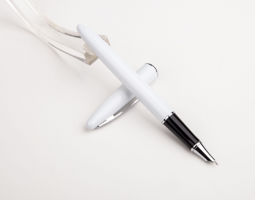 HONGDIAN 560 WHITE Fountain Pen with Open Cap Display and Cap Beside Pen
