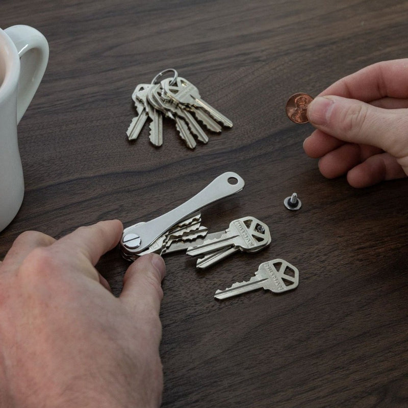 KEYSMART, Compact KEY HOLDER - TITANIUM 6