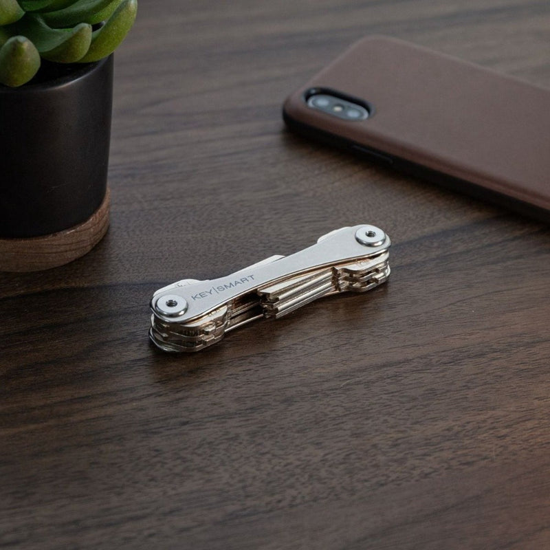 KEYSMART, Compact KEY HOLDER - TITANIUM 7